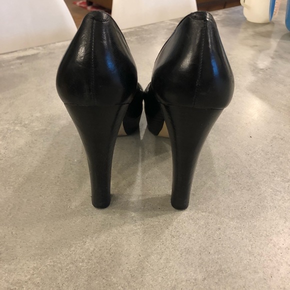 Cute black heels with a peekaboo toe - Picture 4 of 4